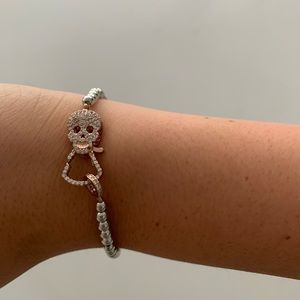Silver bracelet with a copper skull design